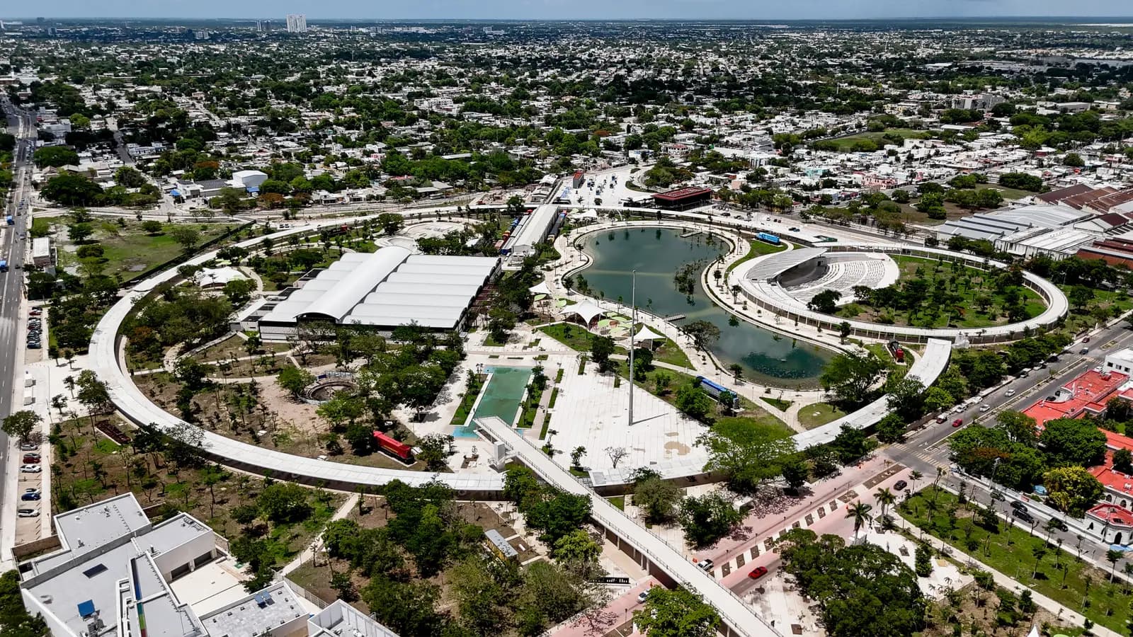 Vista aérea del Gran Parque La Plancha en Mérida: la nave de la antigua estación, andadores circulares y el espejo de agua