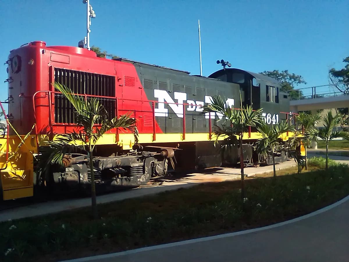 Locomotora roja y negra de Ferrocarriles Nacionales de México exhibida en el parque
